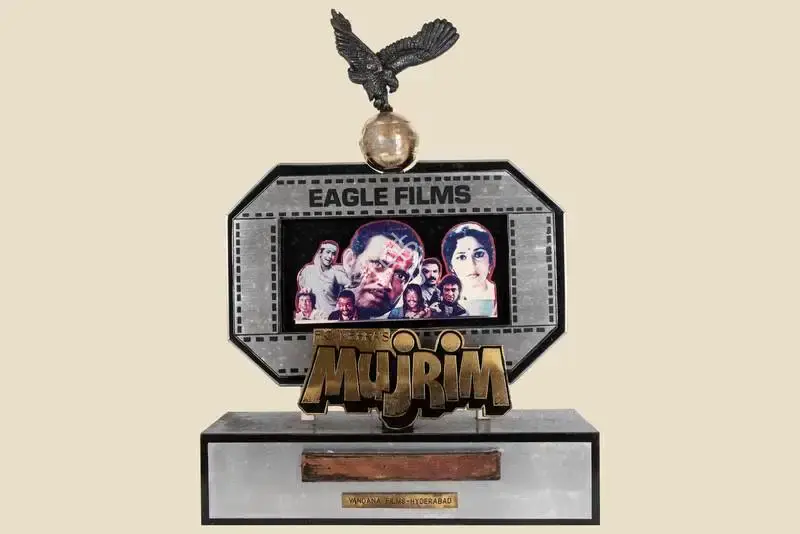 Mehra, Parvesh (Producer), Mujrim, 1989. Silver Jubilee Trophy to Suresh Oberoi for Mujrim | Jubilee Trophy | CinemaEducation | 00842299