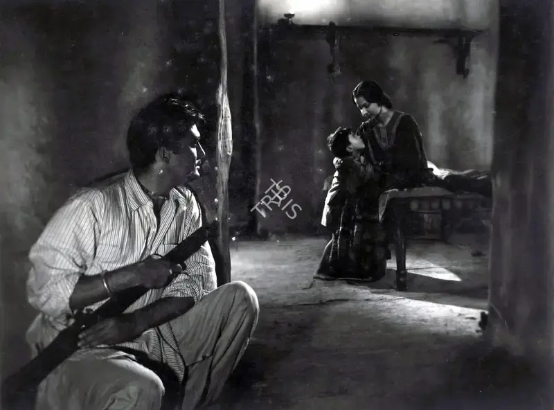 Bhattacharjee, Apurba (Cinematographer), Mujhe Jeene Do, 1963 | Photographic Still | CinemaEducation | 00886504