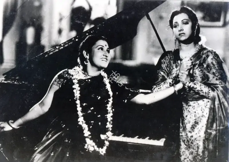 Irani, Faredoon A. (Cinematographer), Anmol Ghadi, 1946 | Photographic Still | CinemaEducation | 00883944