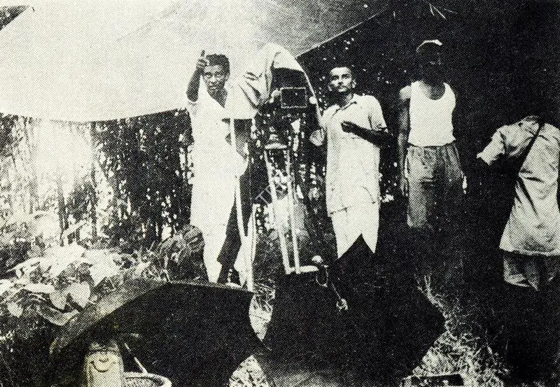 Mitra, Subrata (Cinematographer), Pather Panchali, 1955. Low Budget Shooting | Working Still, Journal of Arts & Ideas, January 1993 | CinemaEducation | 00710335