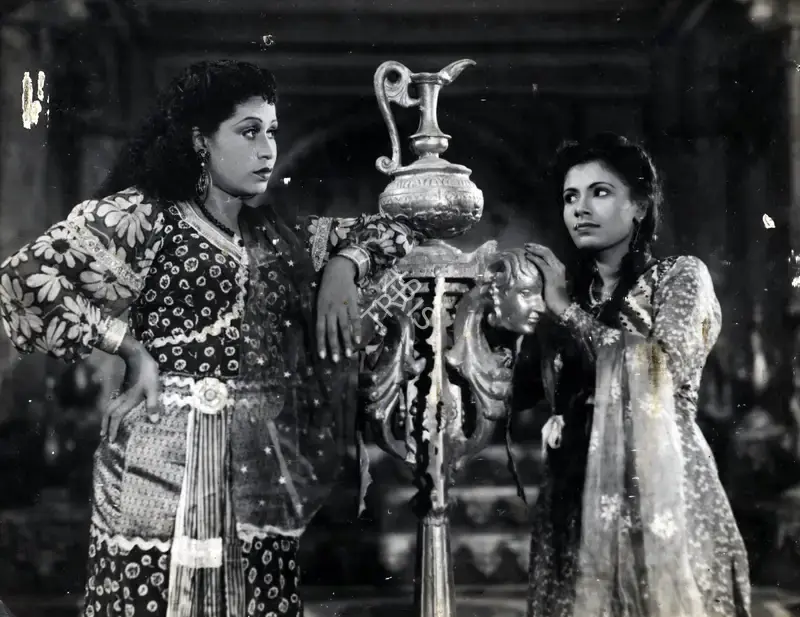 Yagnik, Raja (Director), Jhalak, 1947 | Photographic Still | CinemaEducation | 00885720