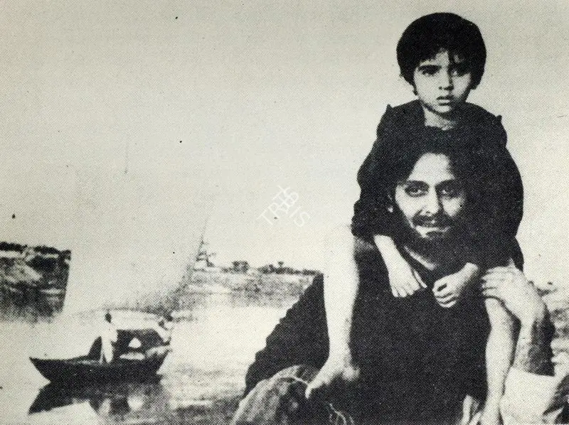 Mitra, Subrata (Cinematographer), Apur Sansar, 1959. The Protagonist Redeems Himself : Apu extra-tall his child : Apur Sansar | Photographic Still, Journal of Arts & Ideas, January 1993 | CinemaEducation | 00710329