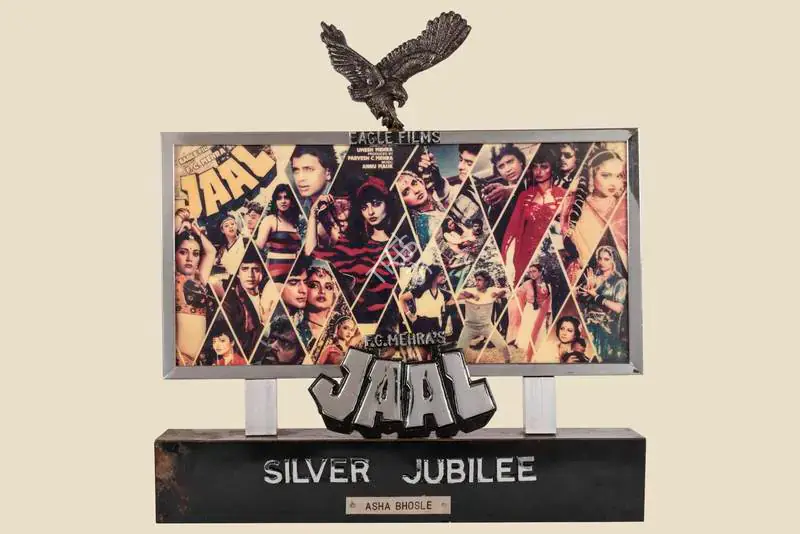 Mehra, Parvesh (Producer), Jaal, 1986. Silver Jubilee Trophy to Asha Bhosle for the film Jaal | Jubilee Trophy | CinemaEducation | 00842271
