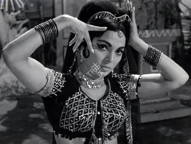 Raj, Dev (Director), Raat Ke Andhere Main, 1969 | Photographic Still | CinemaEducation | 00887450
