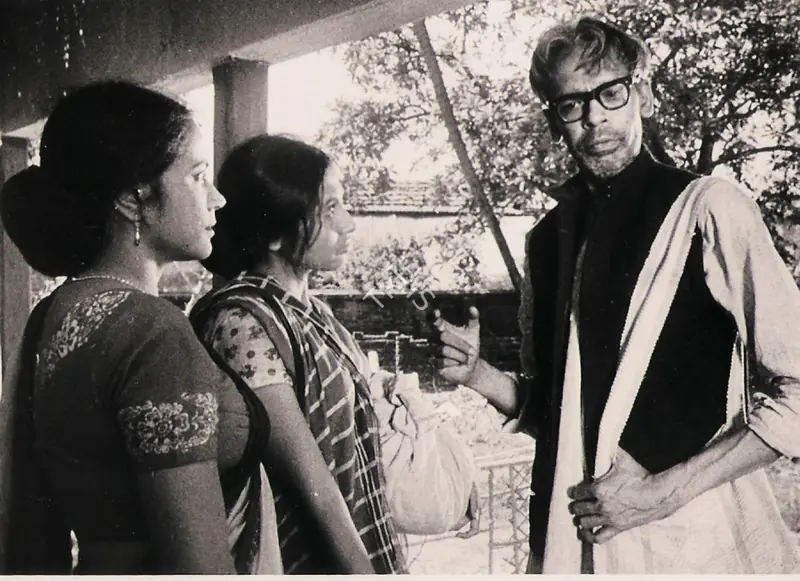 Islam, Baby (Cinematographer), Jukti Takko Aar Gappo, 1974 | Photographic Still | CinemaEducation | 00857121