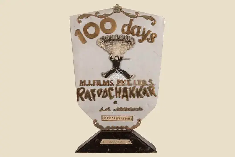 Nadiadwala, I.A. (Producer), Rafoo Chakkar, 1975. 100 days Celebration Jubilee Trophy to  Anandji for Rafoo Chakkar | Jubilee Trophy | CinemaEducation | 00842305