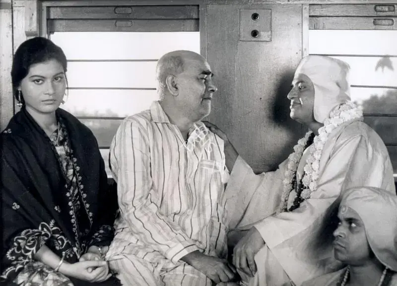 Roy, Soumendu (Cinematographer), Ka Purush Maha Purush, 1965 | Photographic Still | CinemaEducation | 00891311