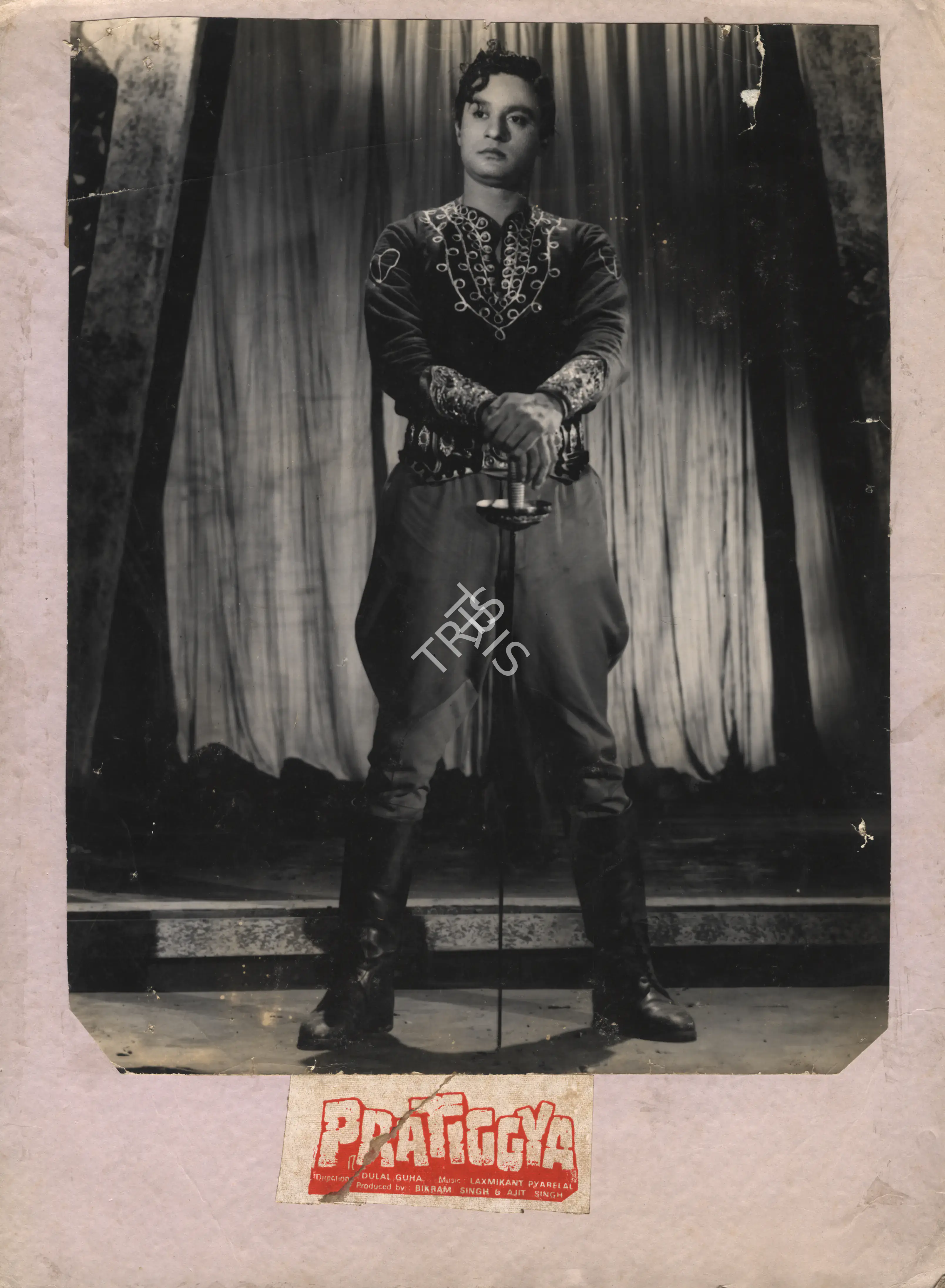 Singh, Ajit (Producer), Pratiggya, 1975 | Photographic Still Mounted on Lobby Card | CinemaEducation | 00765458