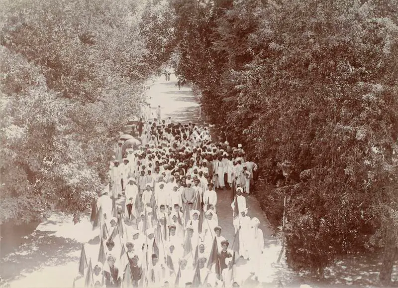 Studio Bourne & Shepherd (Photographic Studio). The Sagramji (Sangramji) High School Students - From the album 'Shri Bhagvatsinhji Silver Jubilee Memorial Album. Gondal A.D. 1909 by Bourne & Shepherd'. Silver gelatin print pasted on mount, 1909 | Antiquarian Photograph | Photography | 00115351