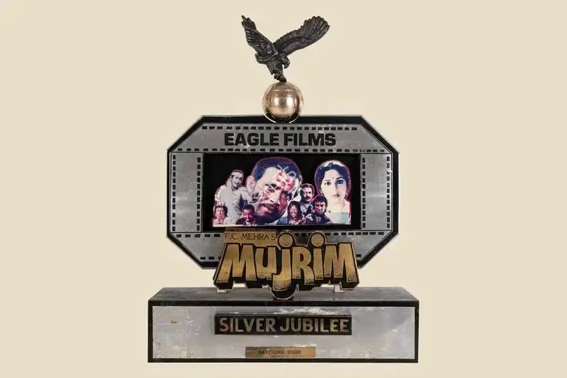 Mehra, Parvesh (Producer), Mujrim, 1989. Silver Jubilee Trophy to Minerva Cinema, Bombay for Mujrim | Jubilee Trophy | CinemaEducation | 00842293
