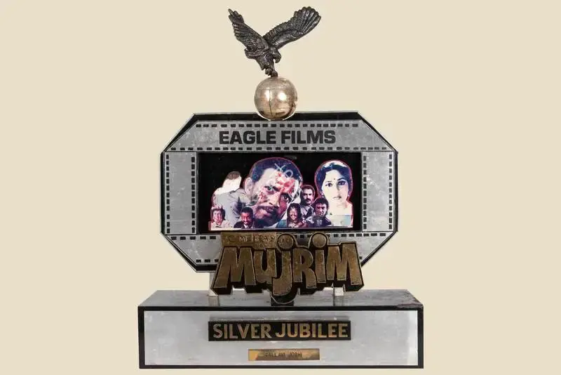 Mehra, Parvesh (Producer), Mujrim, 1989. Silver Jubilee Trophy to Narendra Singh for Mujrim | Jubilee Trophy | CinemaEducation | 00842294