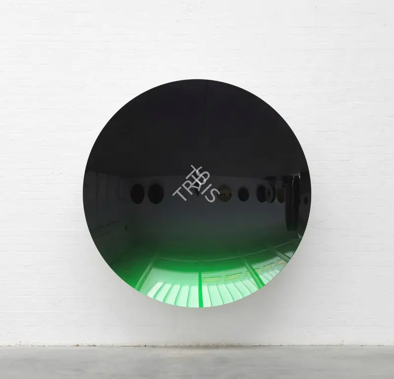 Kapoor, Anish (Artist). Mirror (Organic Green to Dark Purple). Aluminium and lacquer, 2016 | Installation | EconomicsArt | 00871678