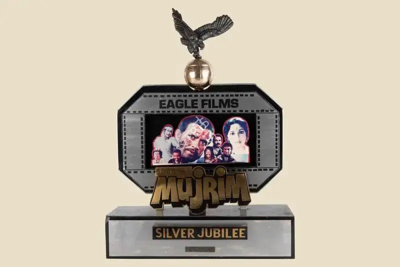 Mehra, Parvesh (Producer), Mujrim, 1989. Silver Jubilee Trophy to Vandana Films, Hyderabad for Mujrim | Jubilee Trophy | CinemaEducation | 00842300
