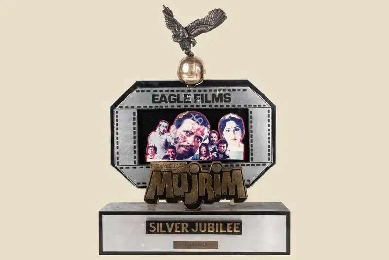 Mehra, Parvesh (Producer), Mujrim, 1989. Silver Jubilee Trophy to Pallavi Joshi for Mujrim | Jubilee Trophy | CinemaEducation | 00842295