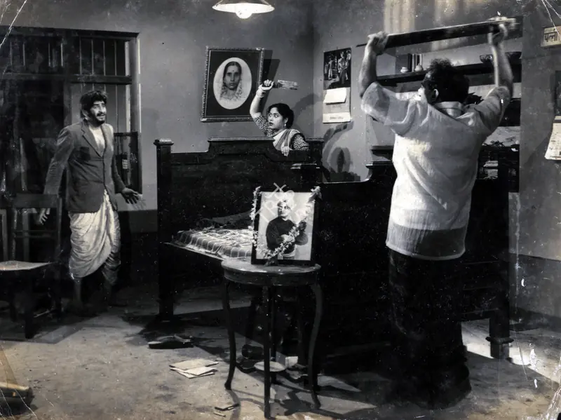 Karmakar, Radhu (Cinematographer), Jagte Raho, 1956 | Photographic Still | CinemaEducation | 00885624
