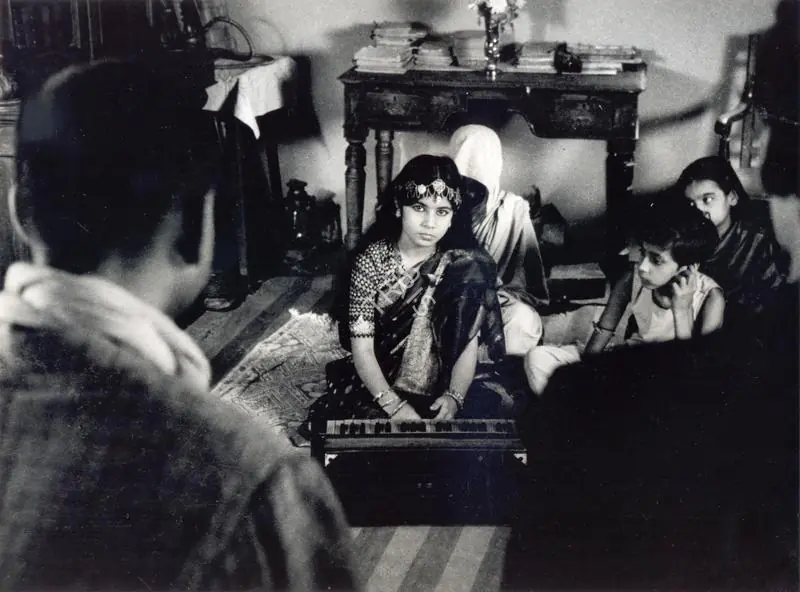 Roy, Soumendu (Cinematographer), Teen Kanya, 1961 | Photographic Still | CinemaEducation | 00891499
