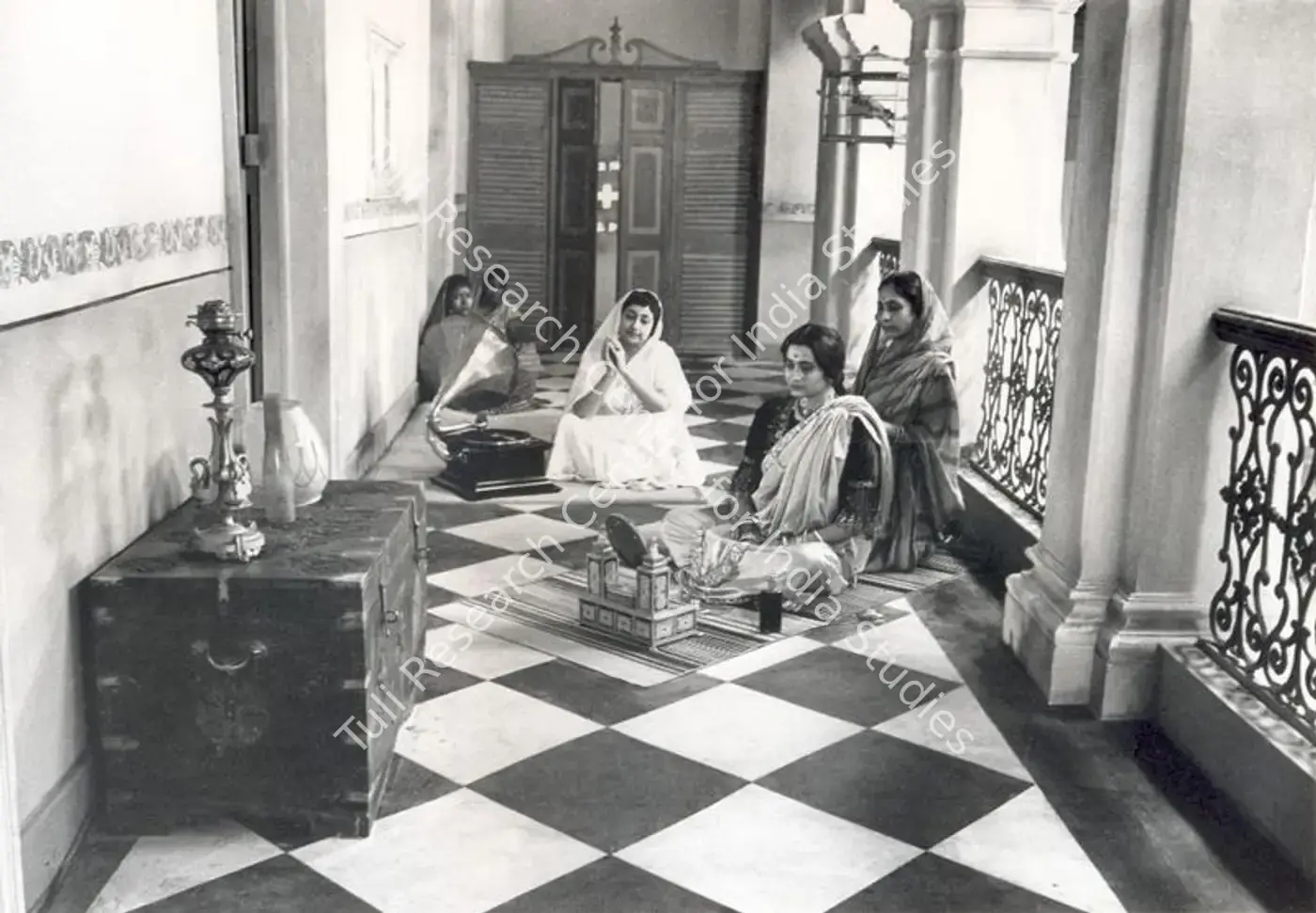 Roy, Soumendu (Cinematographer), Ghare Baire, 1985 | Photographic Still | CinemaEducation | 00891146