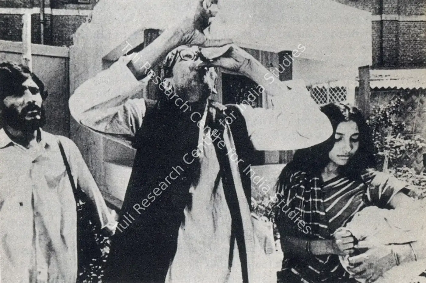 Jukti Takko Aar Gappo (1974): featured artwork