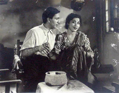Kunkalekar, Vaikunth (Cinematographer), Garm Coat, 1955 | Photographic Still