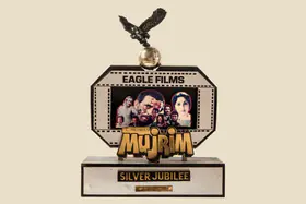 Mehra, Parvesh (Producer), Mujrim, 1989. Silver Jubilee Trophy to Shakti Kapoor for Mujrim | Jubilee Trophy