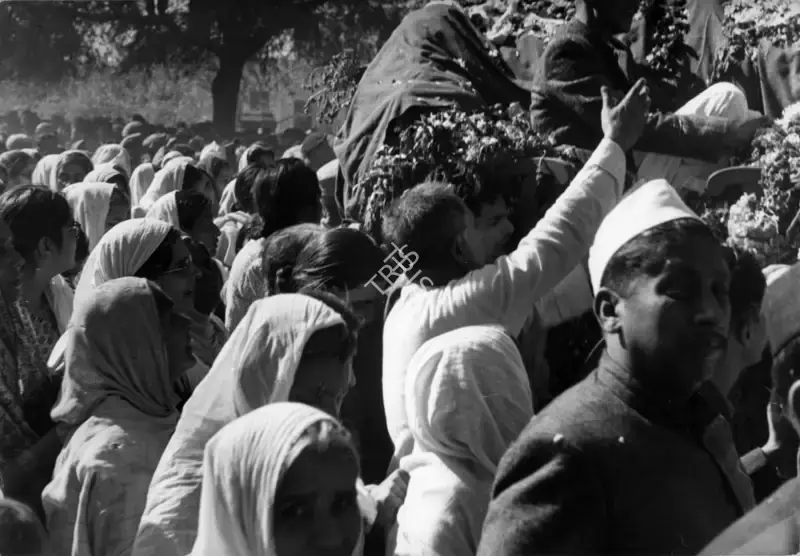 Henri Cartier-Bresson (Photographer), Crowds pay homage to Gandhiji's cortege, 31 January 1948, 1948, Contemporary Photograph