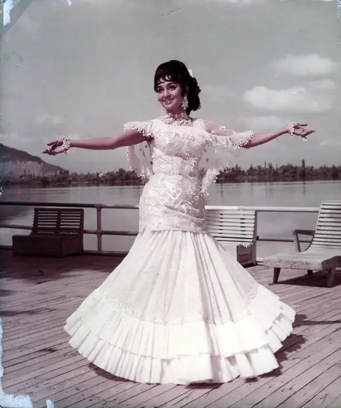 V. Babasaheb (Cinematographer), Aan Milo Sajna, 1970, Photographic Still
