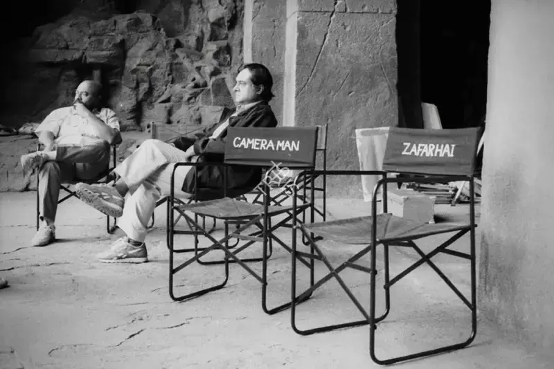 Hemant Chaturvedi (Photographer), Chaturvedi, Hemant (Photographer), Govind Nihalani shooting a documentary on Elephanta with Zafar Hai | Working Still, January 1991, Working Still