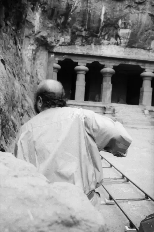 Hemant Chaturvedi (Photographer), Chaturvedi, Hemant (Photographer), Govind Nihalani shooting a documentary on Elephanta with Zafar Hai | Working Still, January 1991, Working Still