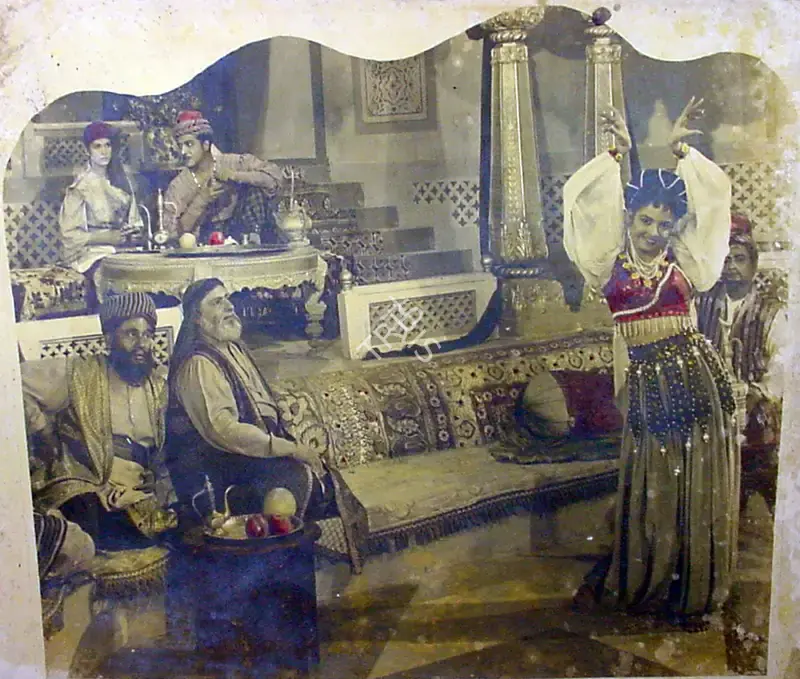 Amiya Chakravarty (Director), Shahenshah, 1953, Photographic Still