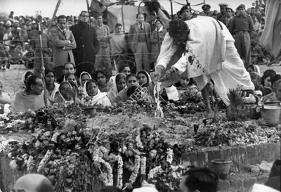 Henri Cartier-Bresson (Photographer), Priest performs ablutions at the cremation site, 31 January 1948, 1948, Contemporary Photograph