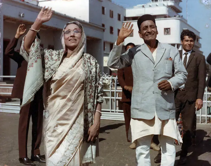 Faredoon A. Irani (Cinematographer), Duniya, 1968, Photographic Still