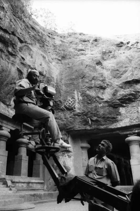Hemant Chaturvedi (Photographer), Chaturvedi, Hemant (Photographer), Govind Nihalani shooting a documentary on Elephanta with Zafar Hai | Working Still, January 1991, Working Still