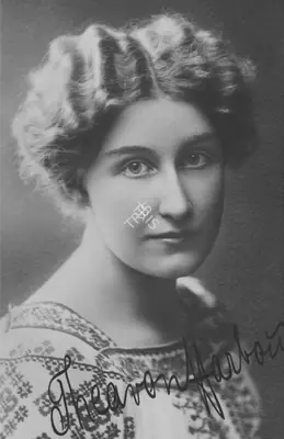 Unknown (Photographer). An autographed picture of Thea von Harbou | Photographic Still | CinemaEducation | 00440440