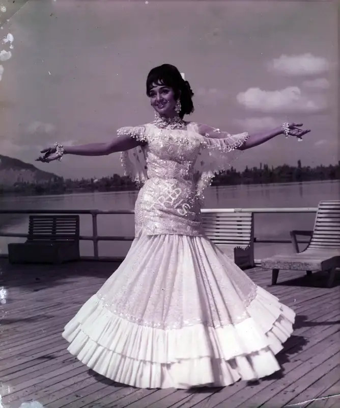 V. Babasaheb (Cinematographer), Aan Milo Sajna, 1970, Photographic Still