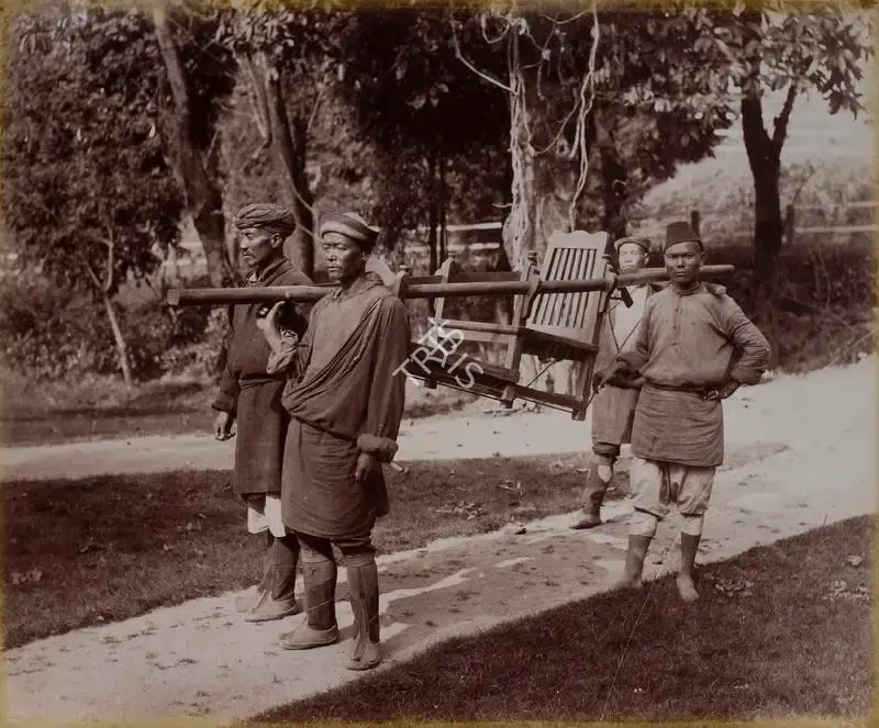 Unknown (Photographer), Dandy & Bearers - Darjiling (Darjeeling), 1901, Antiquarian Photograph