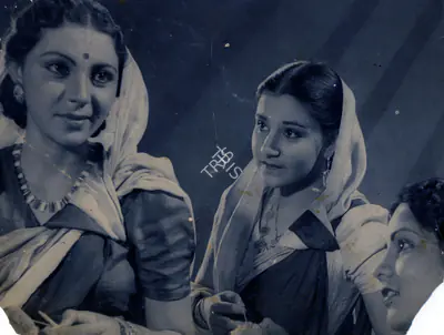 Surendra Pai (Cinematographer), Hum Ek Hain, 1946, Photographic Still