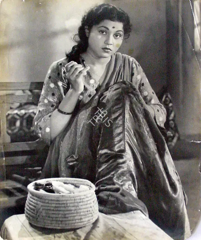 Vaikunth Kunkalekar (Cinematographer), Garm Coat, 1955, Photographic Still