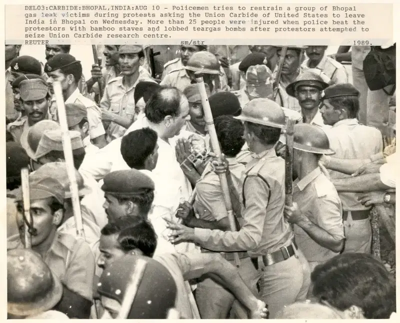 Sunil Malhotra (Photographer), Del03: Carbide: Bhopal, India: Aug10, 1989, Contemporary Photograph