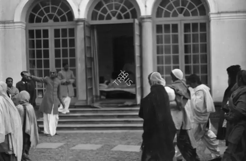 Henri Cartier-Bresson (Photographer), Crowds gathering to offer Gandhiji their concern and support on the final day of his last fast, 18 January 1948, 1948, Contemporary Photograph