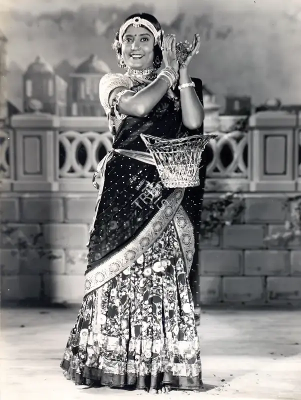 Moti B. Gidwani (Director), Do Aurate, 1937, Photographic Still