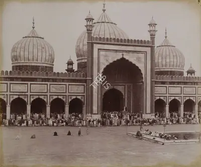 Samuel Bourne (Photographer), The Jumma Musjid with men at prayer, Delhi, 1865, Antiquarian Photograph