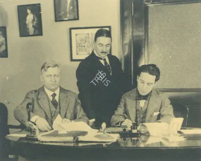 Unknown (Photographer), Charlie Chaplin signing the Mutual contract, 1916, Photographic Still