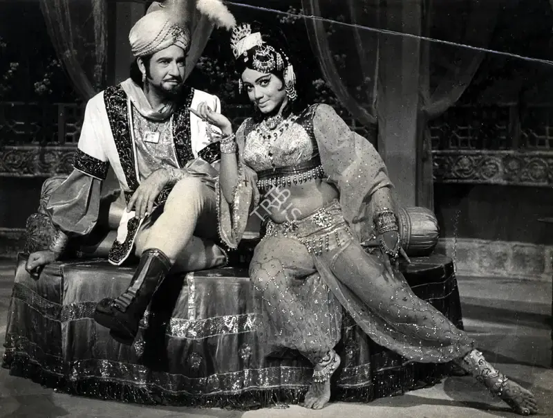 Anant Wadadeker (Cinematographer), Saat Sawal, 1971, Photographic Still