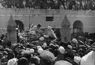 Henri Cartier-Bresson (Photographer), Crowds surround the cortege bearing Gandhiji as it proceeds on its final journey through the city 31 January 1948, 1948, Contemporary Photograph
