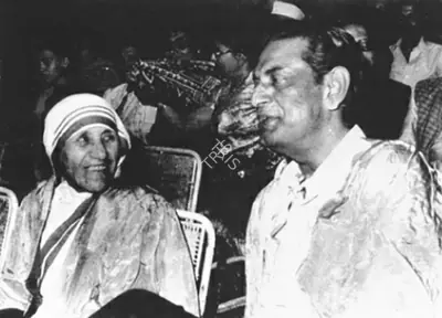 Unknown (Photographer). Satyajit Ray with Mother Teresa. | Contemporary Photograph | CinemaEducation | 00724401