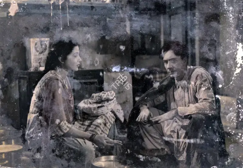 Vaikunth Kunkalekar (Cinematographer), Garm Coat, 1955, Photographic Still