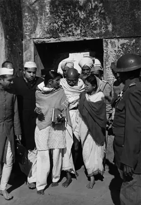 Henri Cartier-Bresson (Photographer), Leaving Mehrauli, after attending the annual celebration at Bakhtiar Kaki's Dargah, 27 January 1948, 1948, Contemporary Photograph