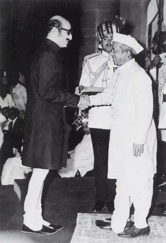 Unknown (Photographer). Jehangir receiving the Padma Shri, the President's Award, from the acting Vice President, Shri B D Jatti, New Delhi. Photographic Still, 1977 | Contemporary Photograph, The Crucible of Painting, 2005 | Photography | 00801910