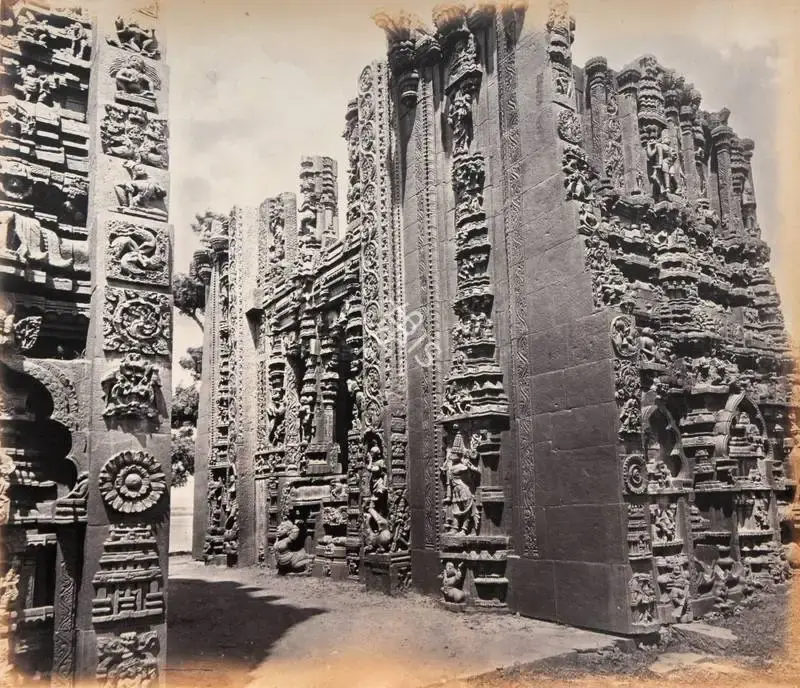 Edmund David Lyon (Photographer), Tarputtri Temple. Carvings on base of Gopuram, South Entrance (near the river), Antiquarian Photograph