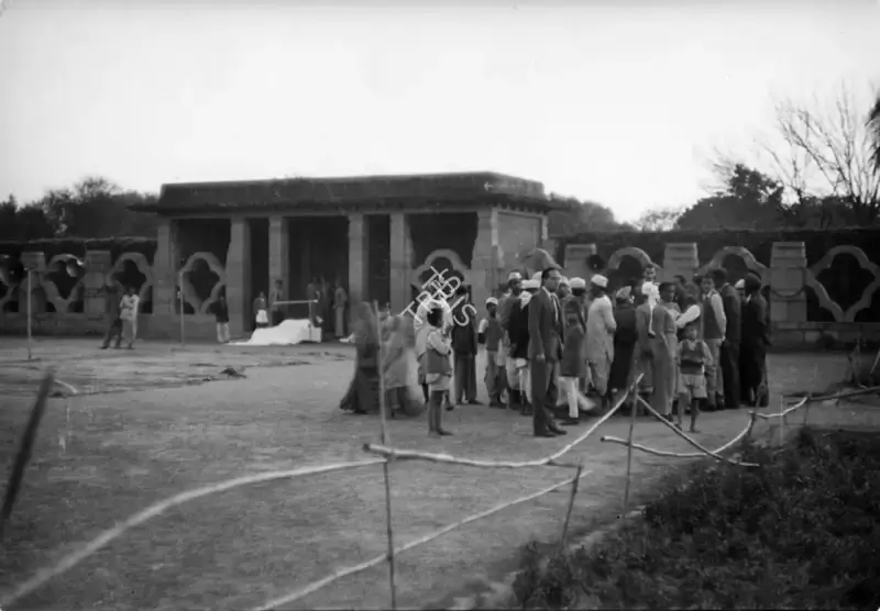 Henri Cartier-Bresson (Photographer), Crowds await Gandhiji's arrival for the prayer meeting, 29 January 1948 , 1948, Contemporary Photograph